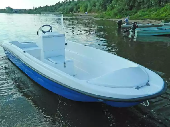 Стеклопластиковая лодка Пингвин с консолью (тримаран) в Коврове