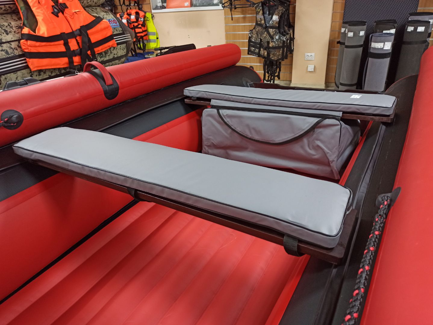 КОМПЛЕКТ МЯГКИХ НАКЛАДОК С СУМКОЙ ДЛЯ ЛОДОК 110Х20 СЕРЫЙ в Коврове