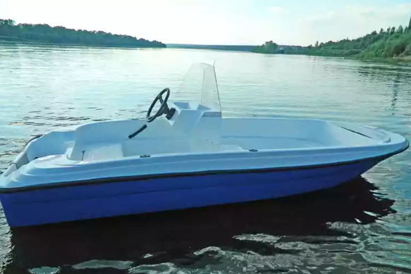 Стеклопластиковая лодка Пингвин с консолью (тримаран) в Коврове
