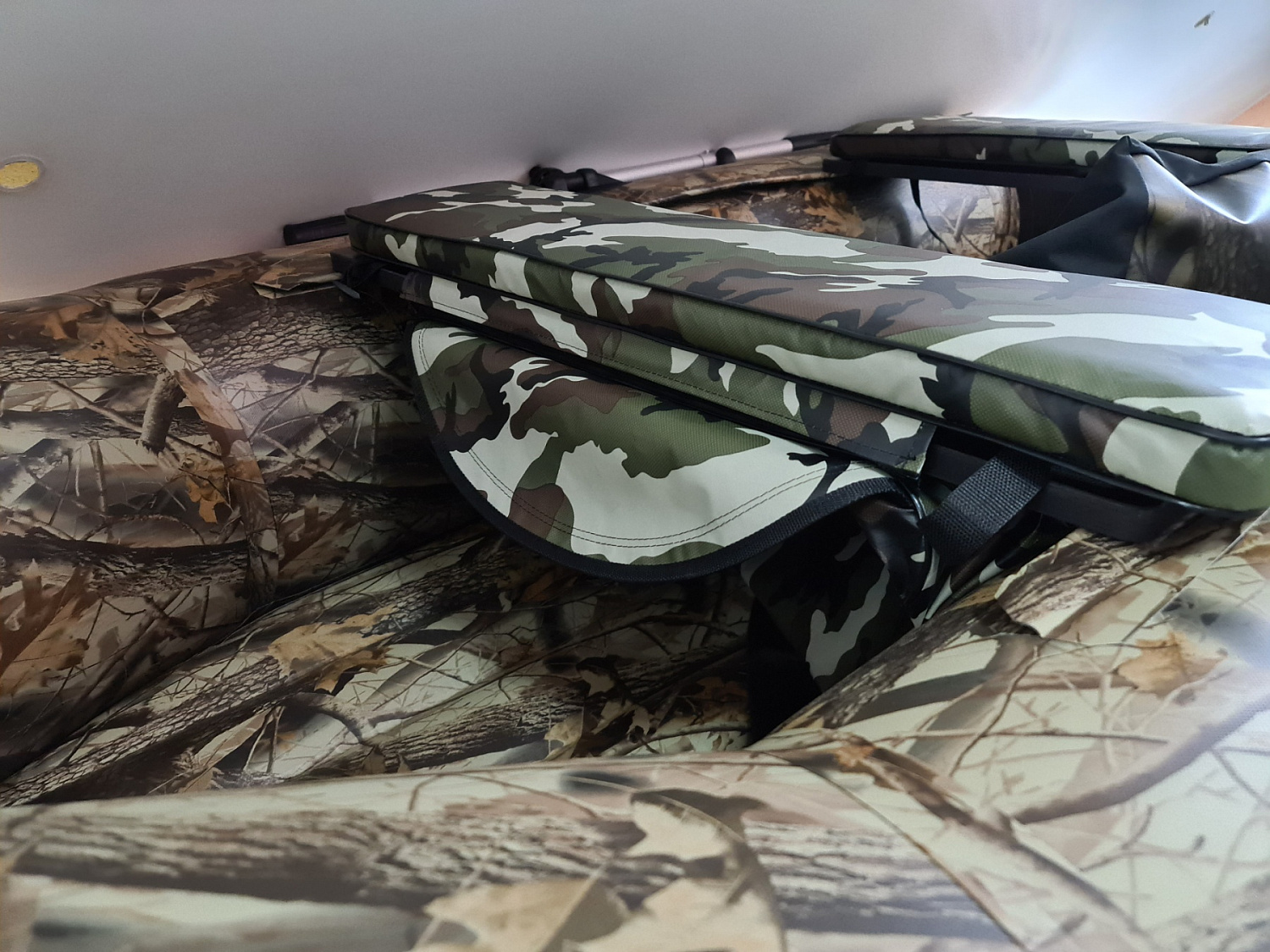 КОМПЛЕКТ МЯГКИХ НАКЛАДОК С СУМКОЙ ДЛЯ ЛОДОК 105Х20 КАМУФЛЯЖ в Коврове